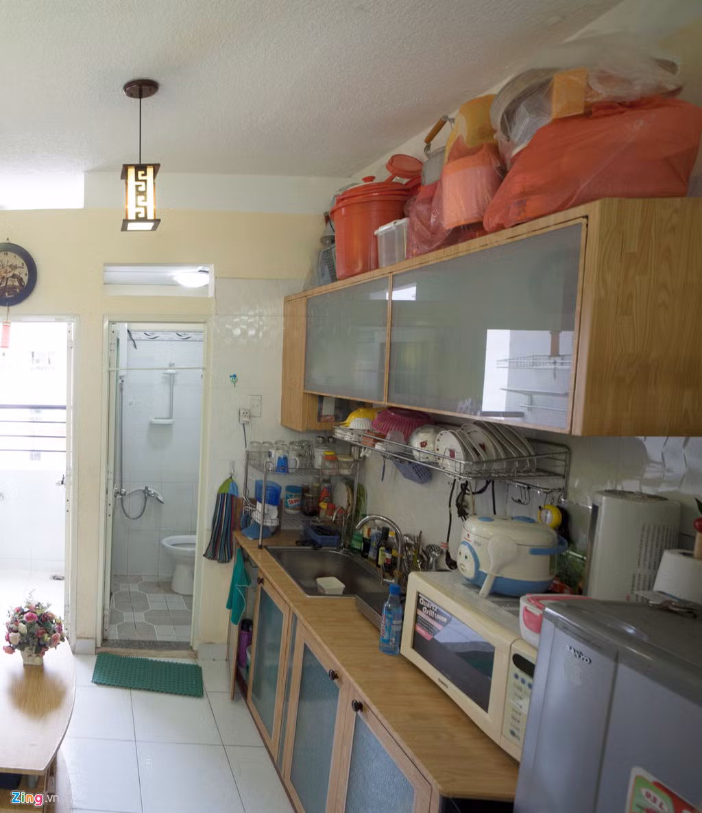 Bên trong căn hộ 20 m2 nhưng đồ đạc khá nhiều nên chủ căn hộ tận dụng mọi khoảng trống để sắp xếp.