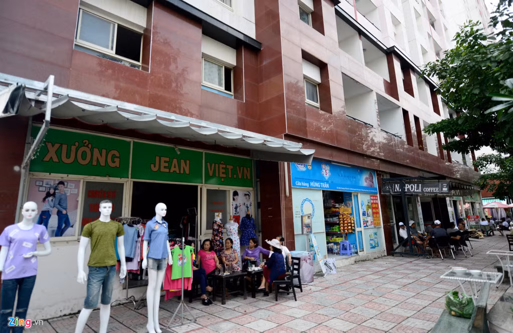 Tầng dưới các tòa nhà còn có các quán ăn, cà phê, cửa hàng quần áo, phòng thể dục thẩm mỹ.