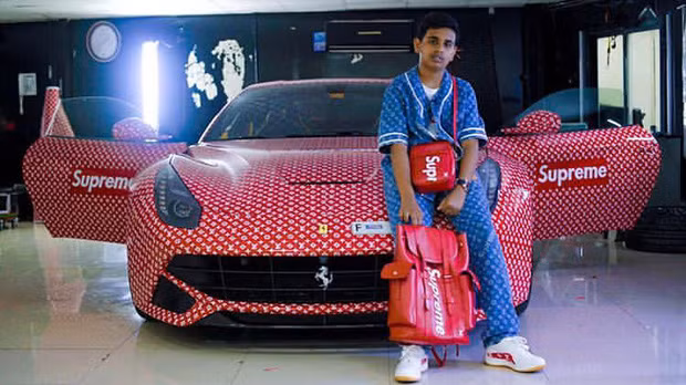Những ngày qua, hình ảnh của cậu ấm Dubai có tên Rashed Saif Belhasa, xuất hiện vô cùng vui vẻ bên chiếc xế hộp Ferrari dán đầy logo Louis Vuitton x Supereme đã khiến mạng xã hội thế giới xôn xao.
