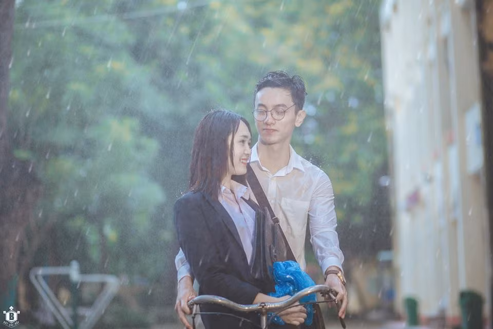 Thêm nữa, bộ ảnh được chụp tại trường THPT Khoái Châu (Hưng Yên) nên rất nhiều các bạn học sinh đã hò hét khiến cả ê kíp rất ngại ngùng khi thực hiện những cảnh tình cảm.