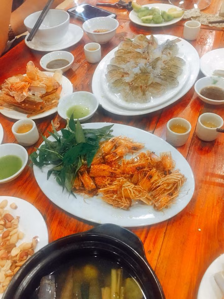 Theo như người đăng tải tấm ảnh chia sẻ, thì thanh niên này có một cô em gái có sở thích ăn đầu tôm mà không ăn bất cứ bộ phận nào khác trên cơ thể con tôm. Chính vì thế, cô em gái này rất chăm chút và tỉ mỉ cho món ăn khoái khẩu của mình còn hơn cả quán nhậu.