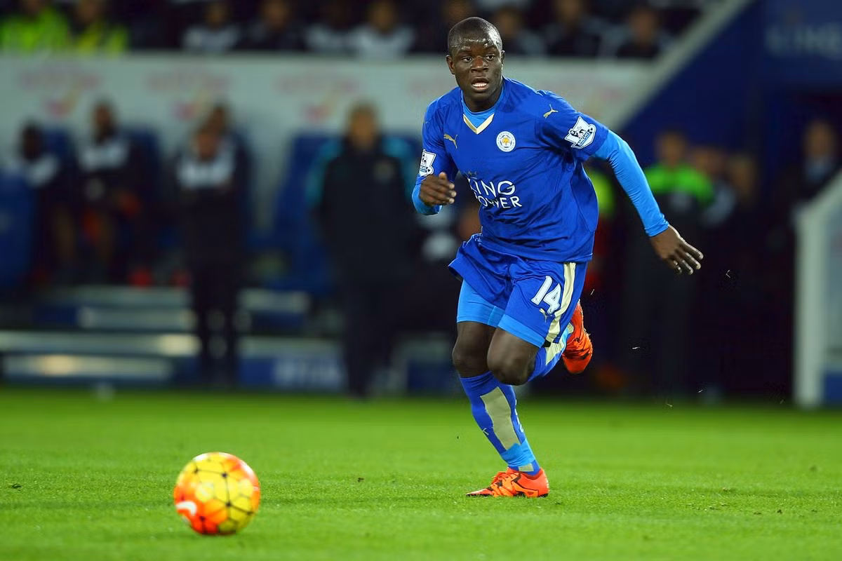 N’Golo Kante cũng sẽ là một lựa chọn không hề tồi với CLB Man City để thay thế tiền vệ lão tướng Yaya Toure. Trong màu áo của Leicester, cầu thủ người Pháp này đang có một mùa giải thăng hoa Cùng Danny Drinkwater, bộ đôi này góp công lớn vào việc The Foxes đang vững vàng trên ngôi đầu bảng xếp hạng Premier League sau vòng 34.