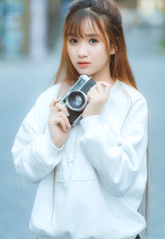 Ánh kể ban đầu bén duyên với nghề mẫu khi được một người bạn đồng hương rủ đi chụp ảnh. Bộ ảnh đầu tiên của cô bạn 9X này có chủ đề hưởng ứng đá bóng, bối cảnh thực hiện bộ ảnh ở sân bóng quê nhà.