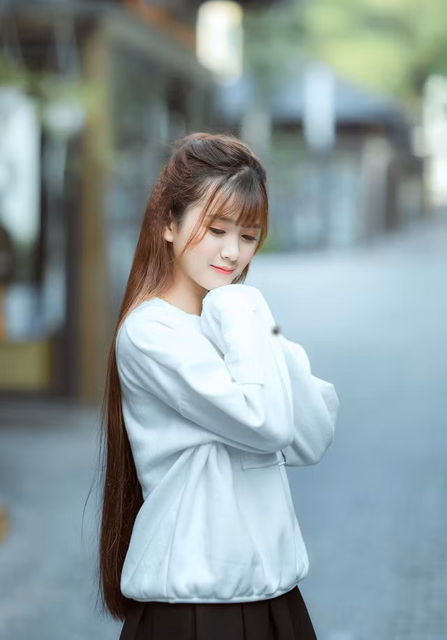 Sau đó Ánh nhận được khá nhiều sự hưởng ứng từ mọi người. Và ngay sau lần chụp đầu, nữ sinh "đất Vua Hùng" này đã nhanh chóng được nhiều nhiếp ảnh rủ chụp, mặc dù chưa có nhiều kinh nghiệm.