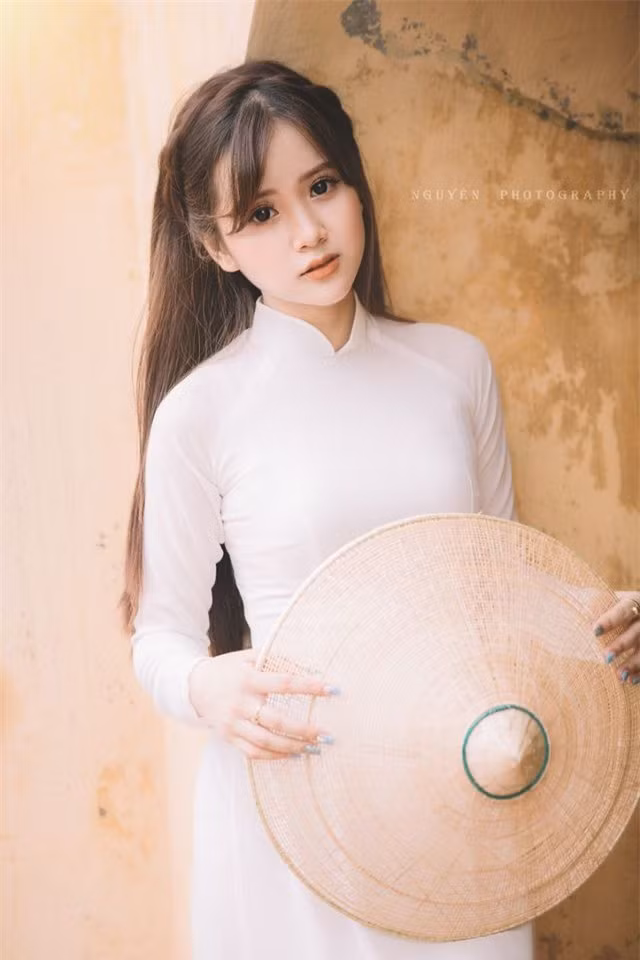 Từ nhỏ Ánh đã yêu thích phim cổ trang và thích nghe nhạc Trung Quốc. Sau này có điều kiện làm việc trong môi trường nói tiếng Trung từ sớm nên tình yêu của cô bạn với ngôn ngữ này được nhen nhóm ngày một lớn.