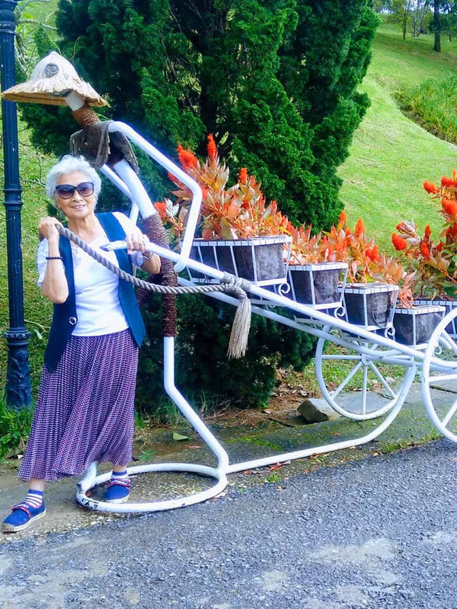 Chia sẻ về người bà của mình, Thiên Ca cho biết bà ngoại trước đây vốn là thanh niên xung phong nên luôn có trong mình sự nhiệt huyết và ý chí mạnh mẽ. Bà thích thơ ca, văn nghệ, bà hay làm thơ tặng con cháu.