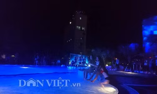 Dai tiec bikini to chuc ngay sau chua Duoc Su