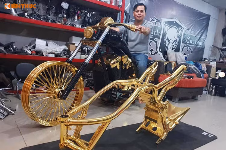 Chiếc mô tô được Phúc XO mạ vàng có số lượng vàng tương đương với 500 triệu đồng. Không chỉ có 1 chiếc mà đại gia vàng này đã chi hơn 1,5 tỷ đồng để mạ vàng 3 xe mô tô. 2 chiếc hiện đã được anh đưa về nhà, còn 1 chiếc vẫn trong giai đoạn hoàn thiện.