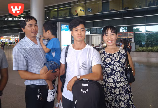 Ra sân bay đón Công Phượng có gia đình anh trai từ Bình Dương xuống. Ảnh: Thái Hải