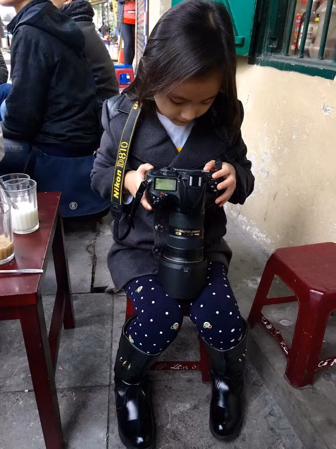 Tuy nhiên, một số khác lại xuýt xoa vì cô con gái của anh Bách Khoa vô cùng xinh xắn, dễ thương.