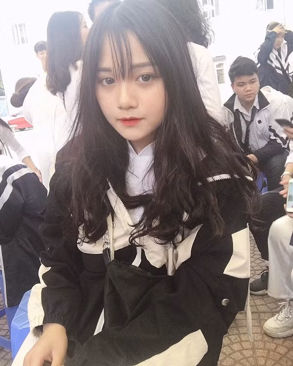 Hơn nữa, những người gặp Việt Hà ngoài đời đều nói rằng, cô giống trên hình, chứ không quá khác.