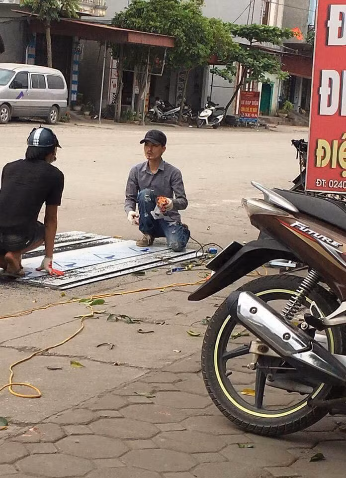 Bản sao thứ hai của hiện tượng mạng Hoa Vinh được cư dân mạng truy lùng ra thì lại đang làm phụ xe.