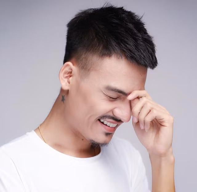Xem ra, anh chàng Hoa Vinh cũng là gương mặt phổ biến, sơ sơ cũng có tới 3 Hoa Vinh với 3 nghề nghiệp khác nhau.