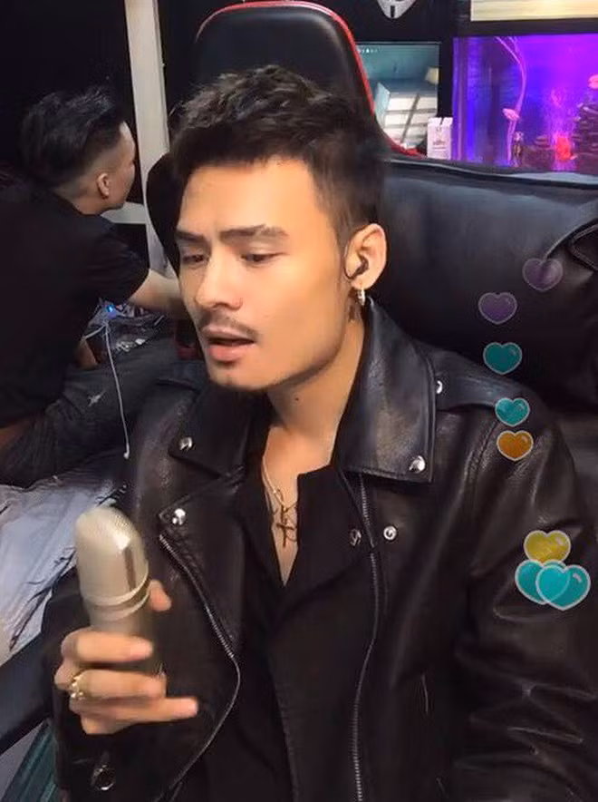Điểm chung duy nhất giữa họ đó chính là gương mặt hao hao giống nhau và giống Hoa Vinh. Sự trùng hợp này khiến nhiều người thích thú.