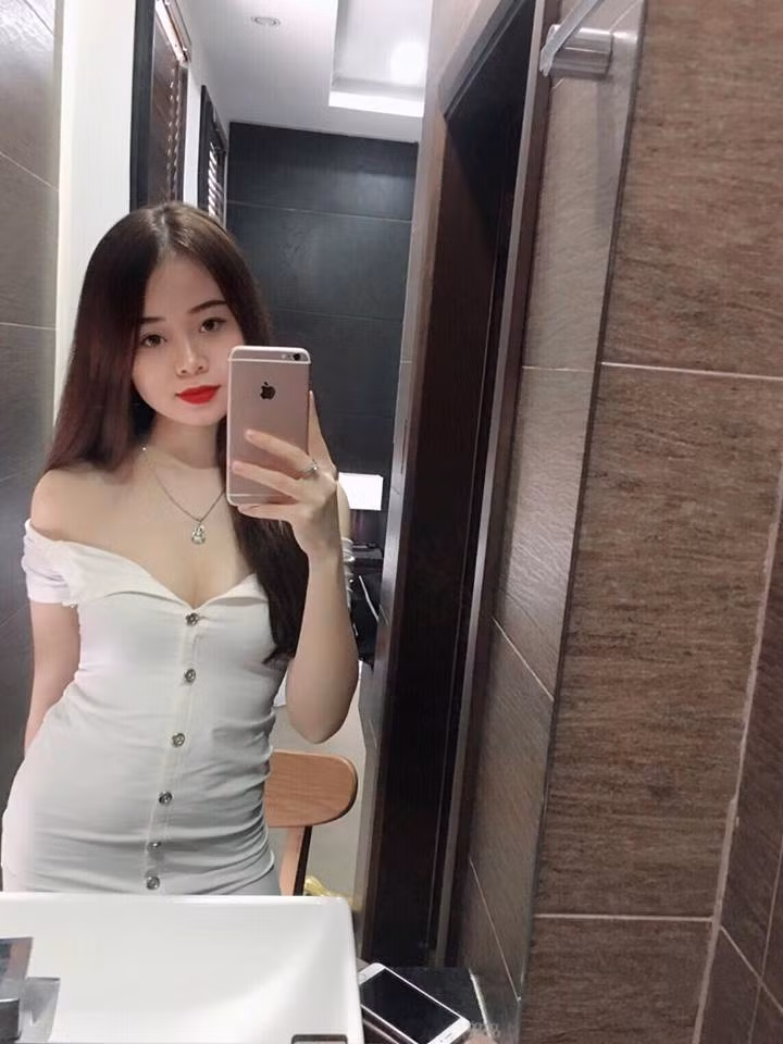 Ngoài việc học ở trường, Mai Khanh cũng rất tích cực xây dựng sự nghiệp kinh doanh riêng của mình theo truyền thống của gia đình.