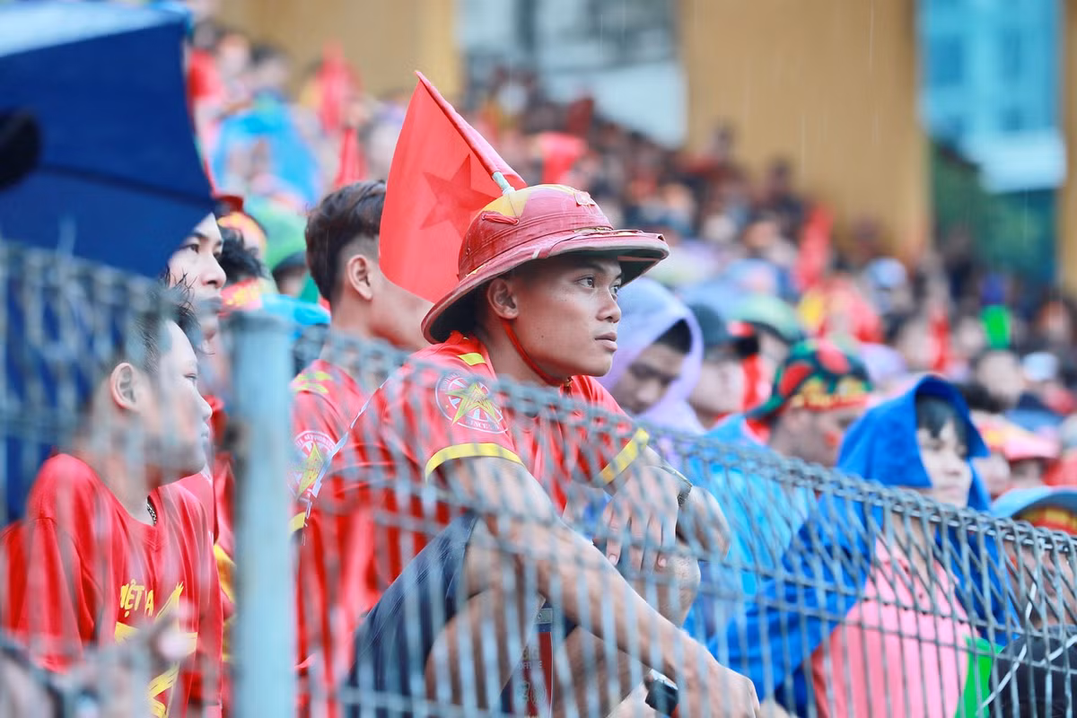 Dù thua trận trước Hàn Quốc nhưng Olympic Việt Nam vẫn khiến nhiều NHM yêu mến. Điều này thể hiện qua câu chia sẻ của bạn Hà Huy An (21 tuổi, hiện là sinh viên ở Hà Nội): "Dù nắng hay mưa nhưng tình yêu bóng đá của người Việt vẫn được xếp vào hàng số 1 thế giới. Chẳng bởi thế mà nhiều báo chí nước ngoài nói rằng việc vào bán kết của thầy trò HLV Park Hang Seo khiến người dân đổ ra đường chẳng khác gì Pháp vô địch World Cup vừa qua".