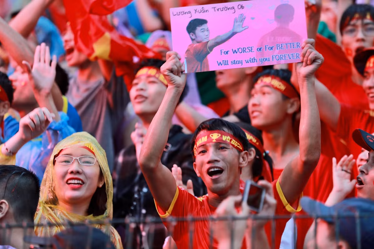 Không khí của sân Hàng Đẫy không trầm lắng sau 3 bàn thua của Olympic Việt Nam, các CĐV vẫn liên tục ủng hộ đội tuyển bằng những màn cổ vũ hết sức vui tươi. Điều này cho thấy khẩu hiệu của người Việt "thắng không kiêu, bại không nản" là một chân lý.
