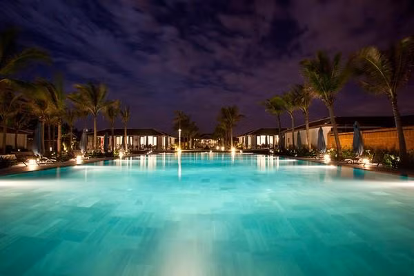 Ở Việt Nam, có rất nhiều resort hạng sang có giá rẻ rất nhiều so với các nước trong khu vực. Có những resort hạng sang, giá chỉ từ 1-2 triệu đổ lên, tức là rẻ bằng một nửa resort siêu sang tương tự ở Thái hay Singapore. Ảnh: Viettravel.