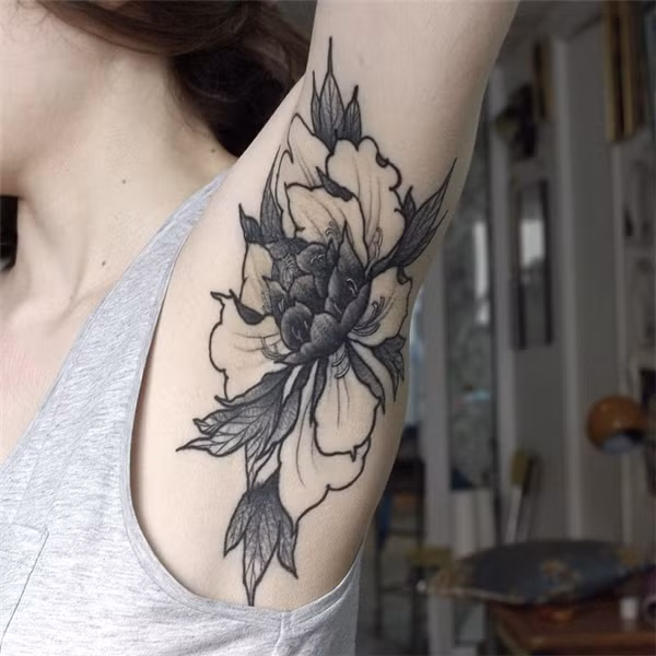 Câu trả lời dành cho dân mạng đó là, muốn có được một hình xăm ưng ý ở vị trí này là một quá trình đòi hỏi sự hợp tác nhuần nhuyễn và chịu đựng của cả thợ xăm và người xăm.