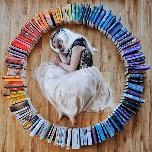 Elizabeth Sagan, 23 tuổi, một người mê sách chính hiệu đến từ Úc mới đây đã gây sốt CĐM cùng những cuốn sách của mình theo cách thật đặc biệt.