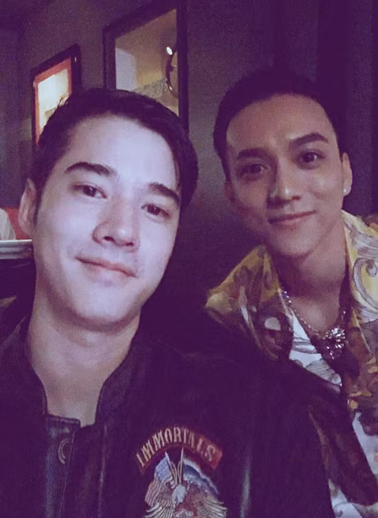 Tại đây, anh chàng hot boy này đã có những tiếp xúc thân mật với và chụp hình với mỹ nam của phim Tình người duyên ma là Mario Maurer.