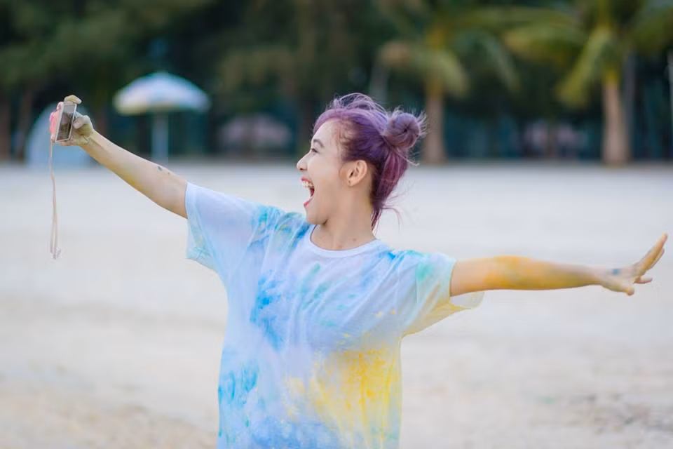 Chia sẻ về sự hội ngộ bất ngờ kia với hot girl chân khoèo Hải Dương, Hậu Hoàng chia sẻ rằng, Thanh Thư là một cô bé rất đáng yêu, lễ phép và luôn khiến mọi người vui vẻ.