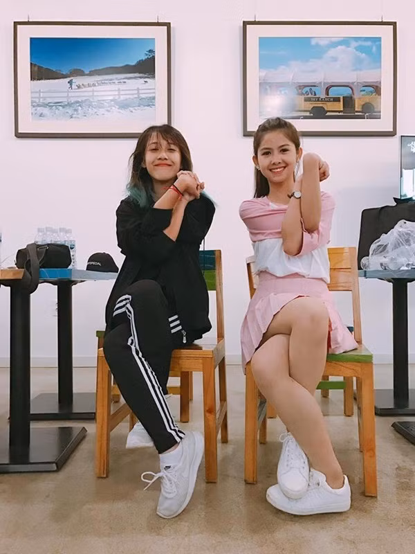 Trong chuyến đi thử thách tại Hàn Quốc vừa qua, cô nàng có biệt danh Thư "ngố" bất ngờ gặp được người "chị em thất lạc" của mình. Bằng chứng là cặp chị em "cùng cha khác ông nội" đã thi tạo dáng "chân khoèo" trong cùng bức ảnh. Gương mặt có chút giống nhau, biểu cảm đáng yêu của hai cô gái khiến dân mạng thích thú.