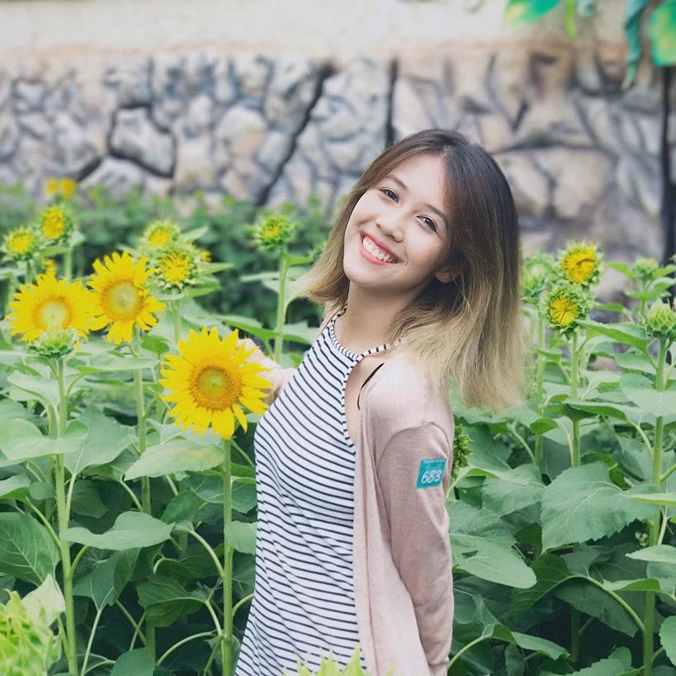 Sở hữu gương mặt cá tính và có đôi chút tinh nghịch nên những bức ảnh biểu cảm của Hậu Hoàng trên trang cá nhân được rất nhiều người theo dõi và mang về cho cô lượng người theo dõi khá khủng.