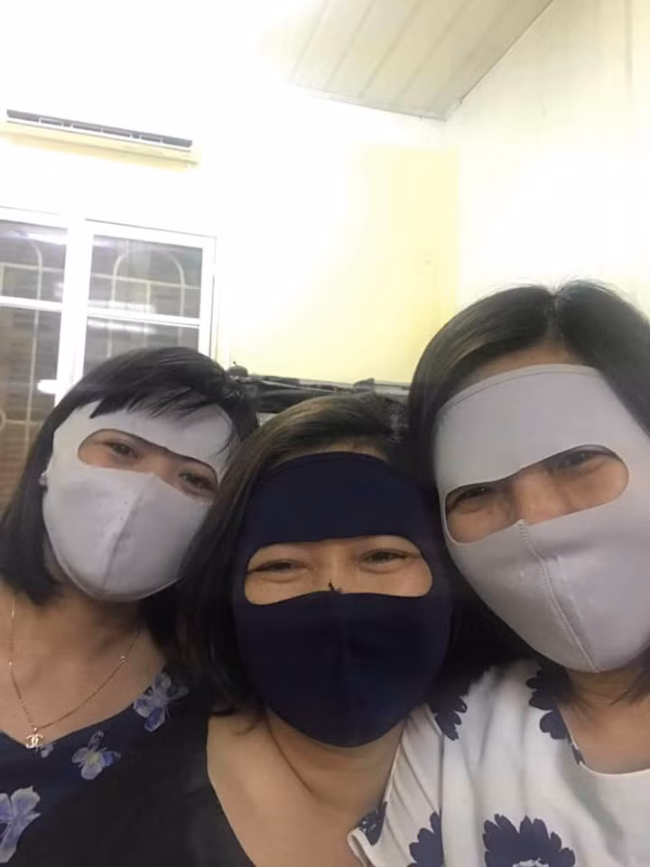 Combo chống nắng khi ra đường không thể thiếu của hội chị em tại Sài thành những ngày vừa qua.