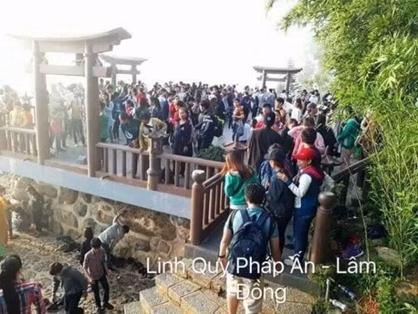 Không chỉ ở các thành phố đẹp, các bãi biển sầm uất mà chùa chiền cũng là loại hình du lịch được ưa chuộng trong kỳ nghỉ lễ năm nay. Hình ảnh được cư dân mạng ghi nhận tại chùa Linh Quy Pháp Ấn - Lâm Đồng.