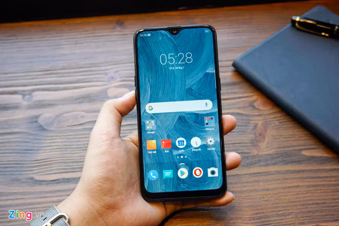 Máy có màn hình 6,2 inch, độ phân giải HD+, viền màn hình được làm khá mỏng. Khả năng hiển thị của model này ở mức khá, màu sắc được thể hiện mịn và độ sáng cao.