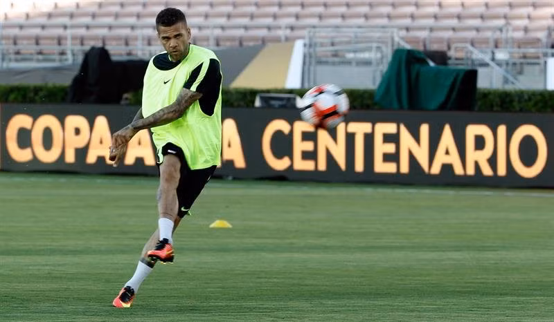 Trước khi chuyển đến Juventus, Daniel Alves đã có những năm tháng không thể đẹp hơn trong màu áo của Barca. Cầu thủ hậu vệ cánh người Brazil này đã có bộ sưu tập gần như là đầy đủ các danh hiệu ở cấp CLB với đội bóng xứ Catalan và anh là nhân tố chủ chốt trong lối chơi Tiqui-taka được HLV Pep Guardiola xây dựng để mê hoặc cả thế giới túc cầu.
