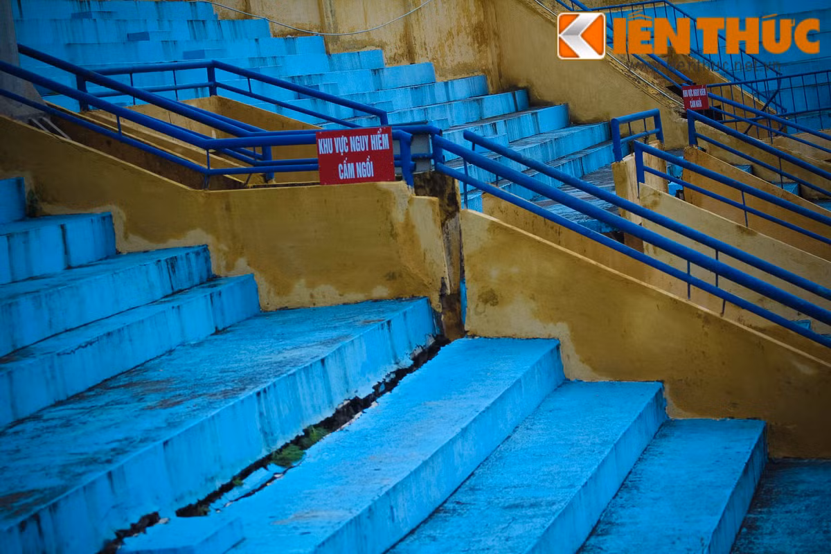 Theo thông tin mới nhận được từ LĐBĐ Việt Nam (VFF), sẽ không cung cấp vé vào khu vực khán đài B, nơi bị nứt lớn để đảm bảo an toàn cho người hâm mộ. Ảnh: Sóng Nghệ.