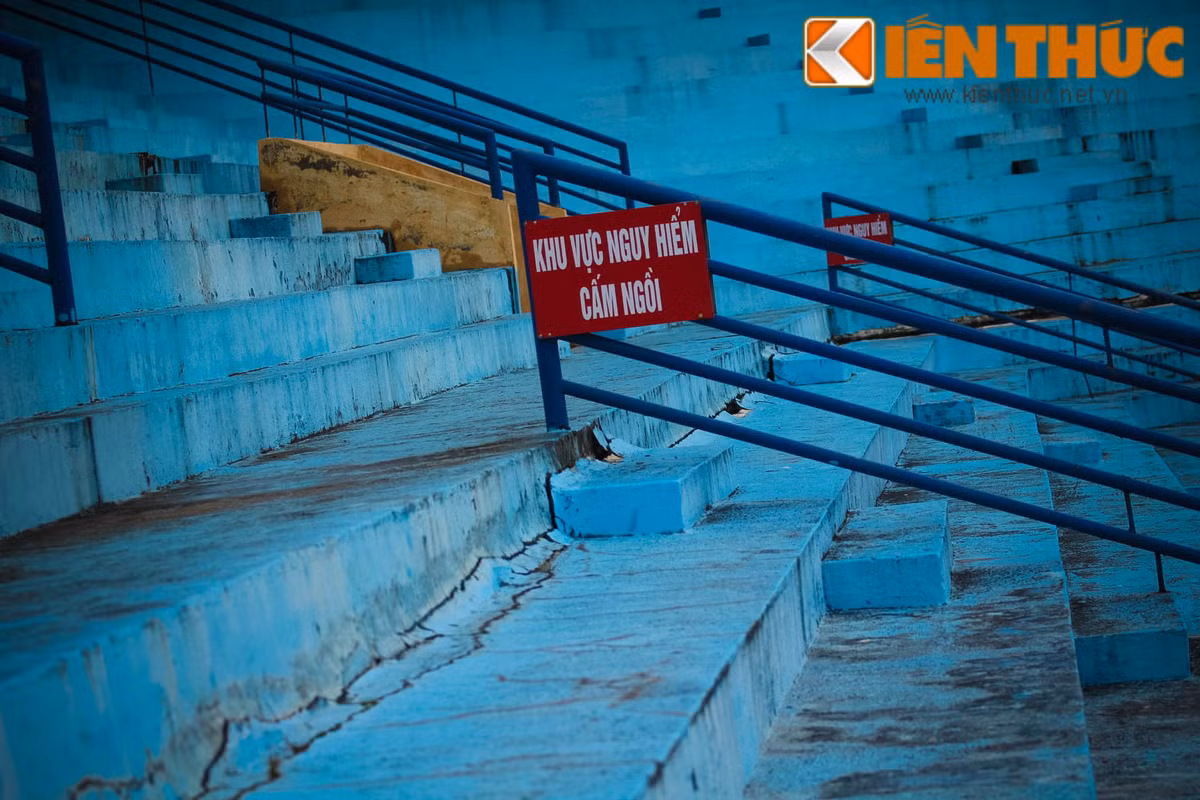 Tương tự, ở vòng 20 V.League, hàng nghìn CĐV SLNA cũng khiến khán đài sân Hàng Đẫy rung chuyển khi cổ vũ trận Hà Nội T&amp;T và SLNA hôm 10/8.