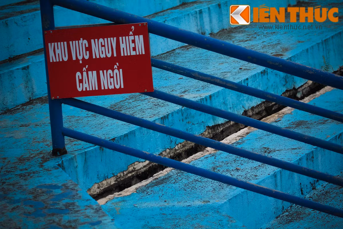 Chia sẻ với PV Kiến Thức, bạn Hoàng Kiên 26 tuổi, hiện đang sinh sống tại Hà Nội, nói: "Mình là người thường xuyên đến sân Hàng Đẫy mỗi khi có trận đấu, nhìn những vết nứt ở khán đài B của sân quả là đáng sợ".