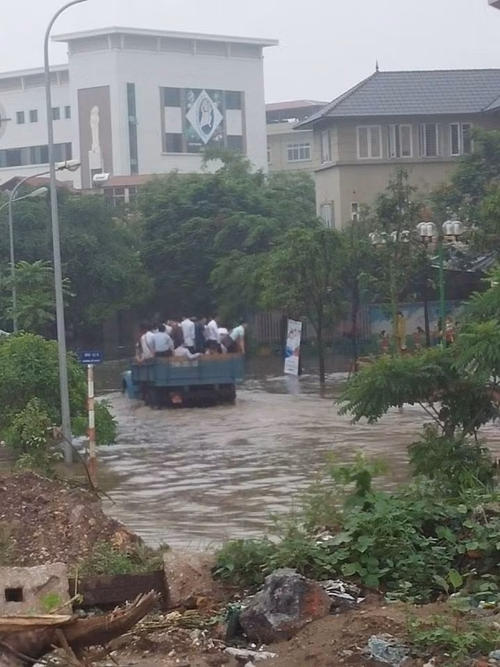 Những chiếc xe tải gầm cao của quân đội cũng được sử dụng để giúp người dân vượt qua đoạn đường ngập lụt.