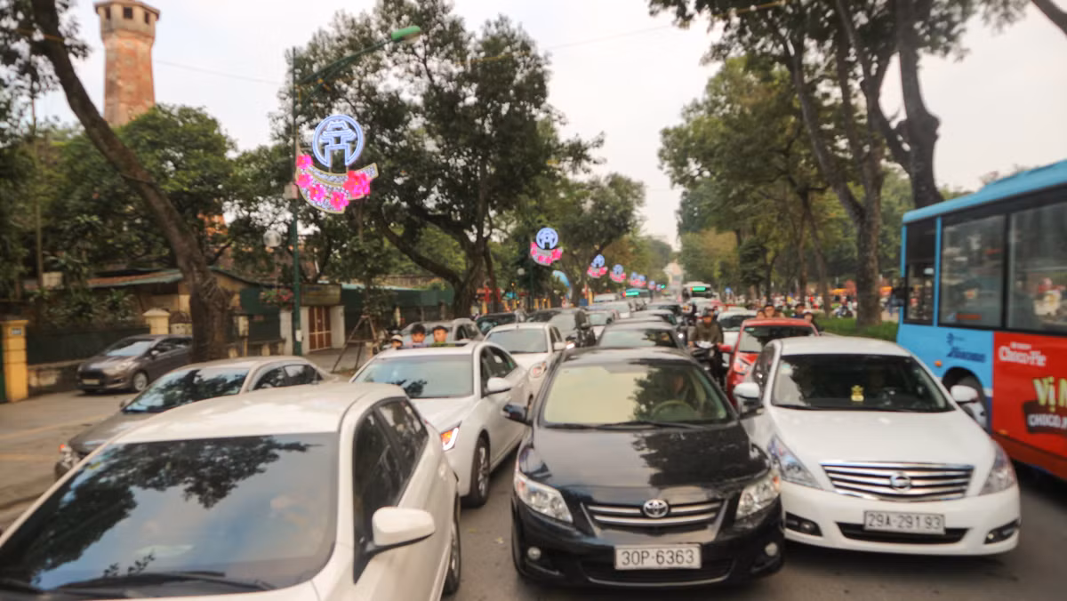 Có mặt tại nút giao thông Tôn Đức Thắng - Nguyễn Thái Học, PV Kiến Thức quan sát dù đã có lực lượng chức năng phân làn nhưng việc di chuyển rất khó khăn.