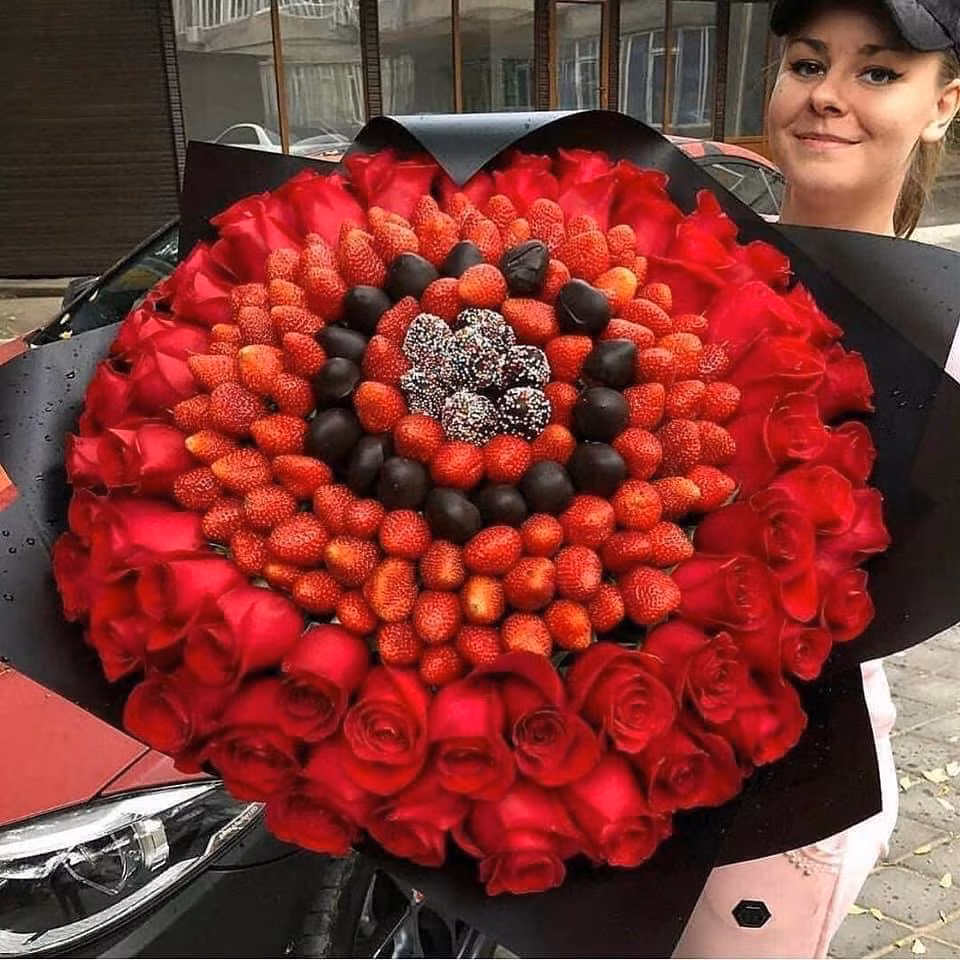 Những tín đồ hoa quả chắc chắn sẽ không thể từ chối món quà đặc biệt được làm từ các loại quả hấp dẫn như táo, cam, bơ, mận.