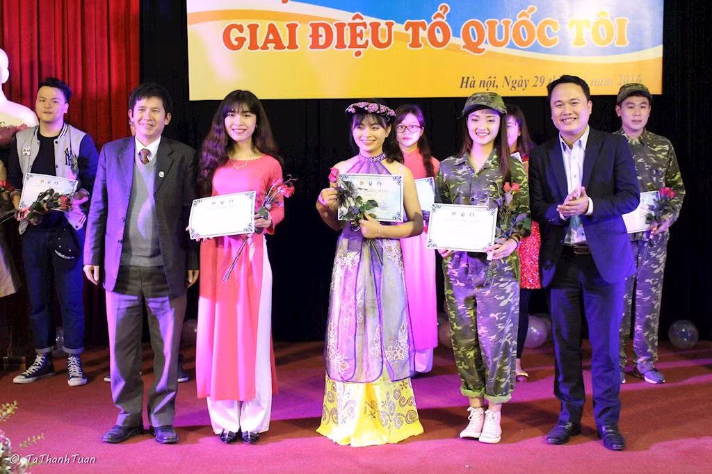 Tuy nhiên, sau những năm tháng miệt mài học tập, Đào Thủy lại đưa ra suy nghĩ của bản thân rằng học hành cũng chỉ một phần và việc đi làm ngoài để tích lũy thêm kinh nghiệm là cần thiết hơn. Lý do được cô bạn này đưa ra đó là đi đâu xin việc bây giờ cũng người ta cũng đòi hỏi kinh nghiệm làm việc chứ bằng cấp chỉ là phụ thêm.