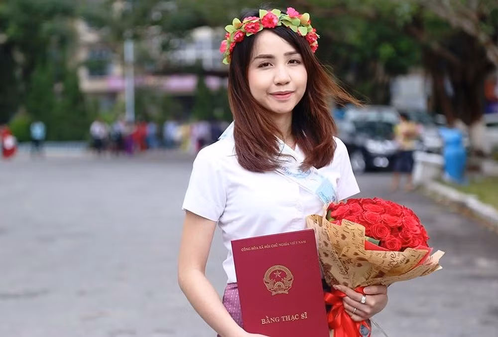 Cũng có một thực tế rằng, ở nước ta hiện nay có khá nhiều các trường hợp có bằng tốt nghiệp đại học, bằng thạc sĩ, bằng tiến sĩ nhưng vẫn thất nghiệp. Tốt hơn thì có thể đi làm một công việc "trái ngành, trái nghề" được đào tạo chính quy ra. Vậy nên câu hỏi, có một tấm bằng đẹp liệu có đủ đáp ứng cho bạn một vị trí làm việc tốt hay không vẫn còn là chủ đề được nhiều người đưa ra bàn luận.