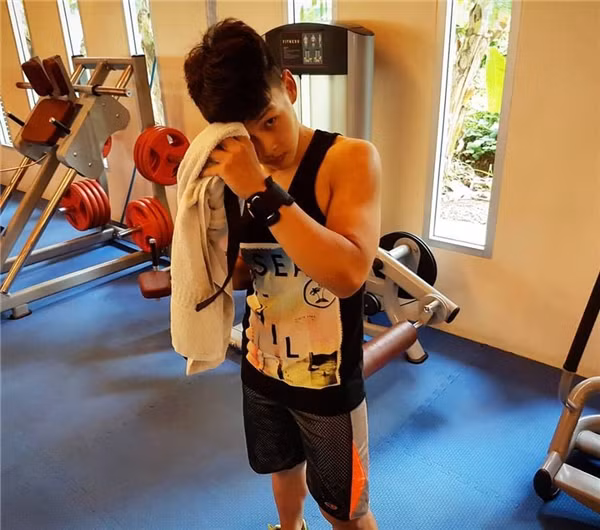 Thêm một lý do nữa khiến Mukin_Napat giảm cân nữa đó là anh chàng này muốn có bạn gái như bạn bè xung quanh. Trước đây, vì mặc cảm bản thân mà anh chàng này không dám tiếp cận bất cứ cô bạn khác giới nào nhưng sau khi về mức cân bằng, chàng trai Thái Lan này trở thành ước mơ của nhiều cô gái.