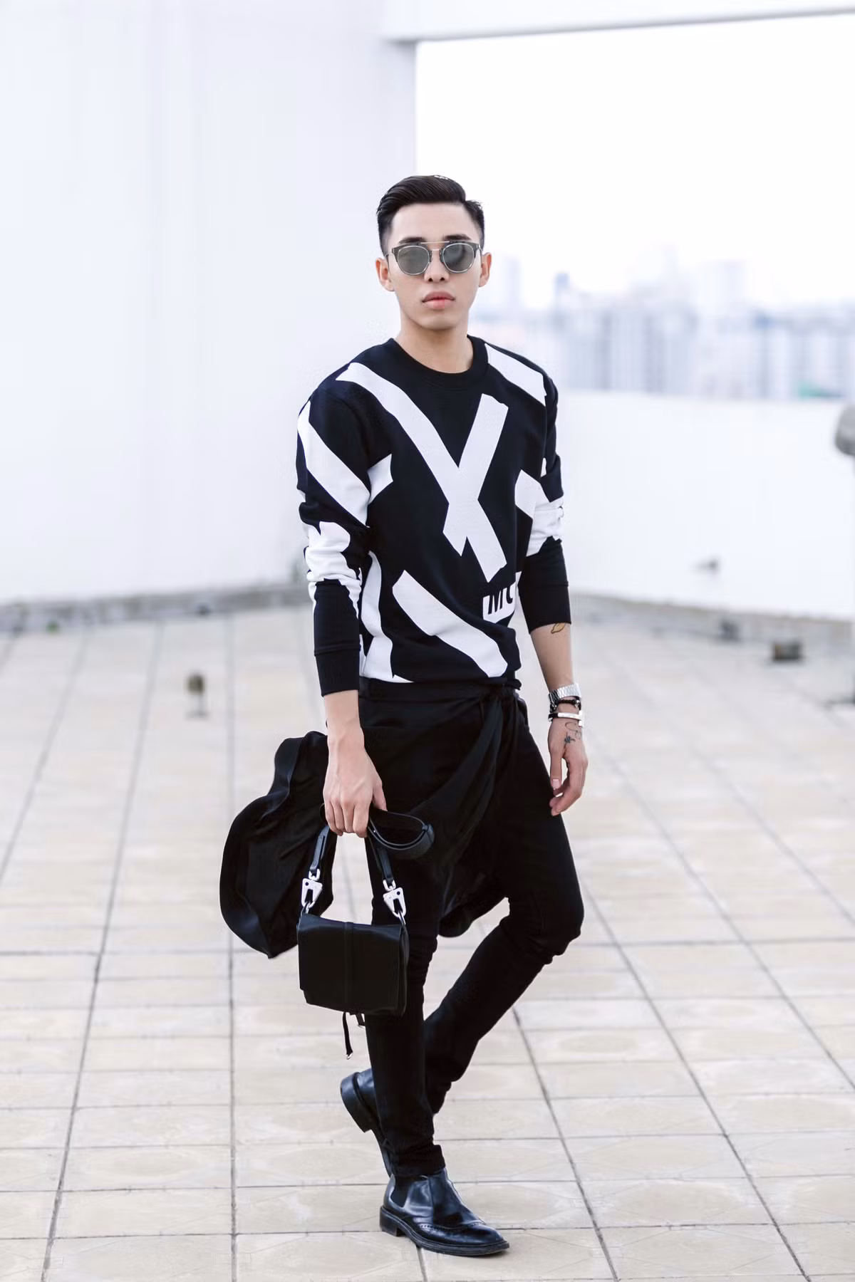 Chàng stylist nổi tiếng Hoàng Ku luôn cho ra độ chất của mình trong mỗi lần xuất hiện. Mỗi món đồ đều được anh chau chuốt khá kĩ càng trước khi cho ra mắt.