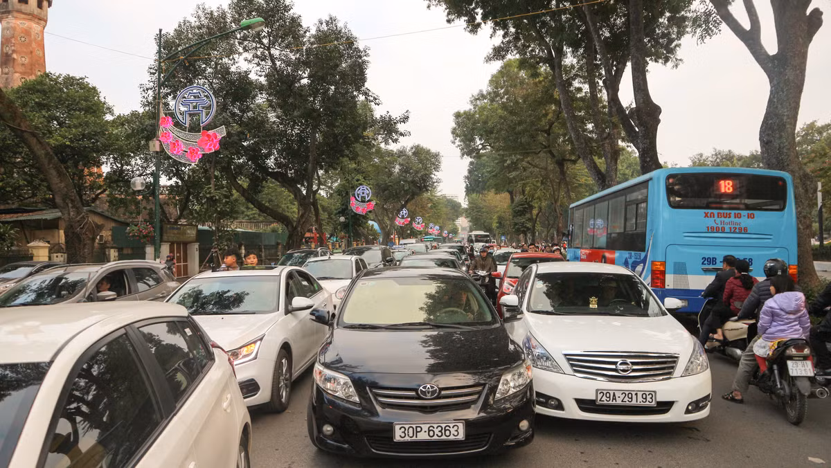 Dòng phương tiện hỗn độn khiến giao thông Hà Nội ngày đầu tiên năm Mậu Tuất trở nên hỗn loạn.