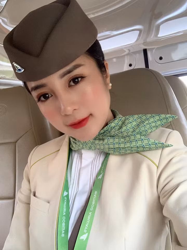 Sau khi được đăng tải, nhiều bình luận tỏ ý khen ngợi sự duyên dáng, xinh đẹp của nữ tiếp viên. Thậm chí trên nhiều group, dân mạng còn "truy tìm" danh tính của cô gái này.