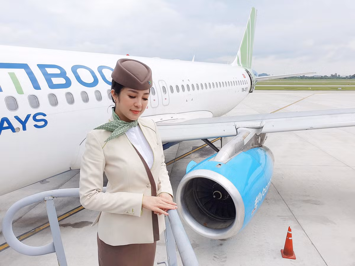 Đi kèm với đoạn clip, hành khách trên chuyến bay để lại dòng trạng thái: "Bên tiếp viên hàng không chạy 5 triệu quảng cáo cho ế hơi khó. Nụ cười, cái chớp mắt kia làm bao thằng phải gục ngã."