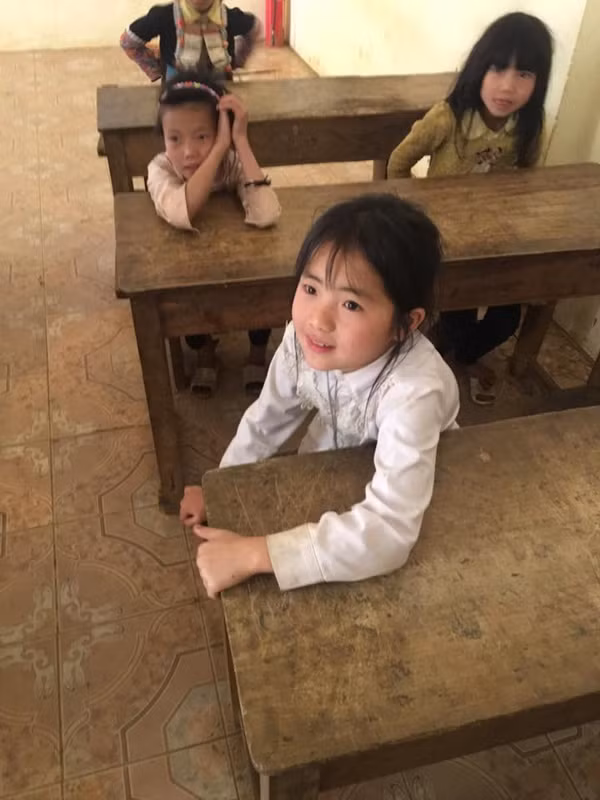 Bạn H.N bình luận: 'Em bé mộc mạc và vẫn xinh quá. Nếu có điều kiện như các bạn thành phố thì chắc em đã giống như một công chúa thực sự rồi'.