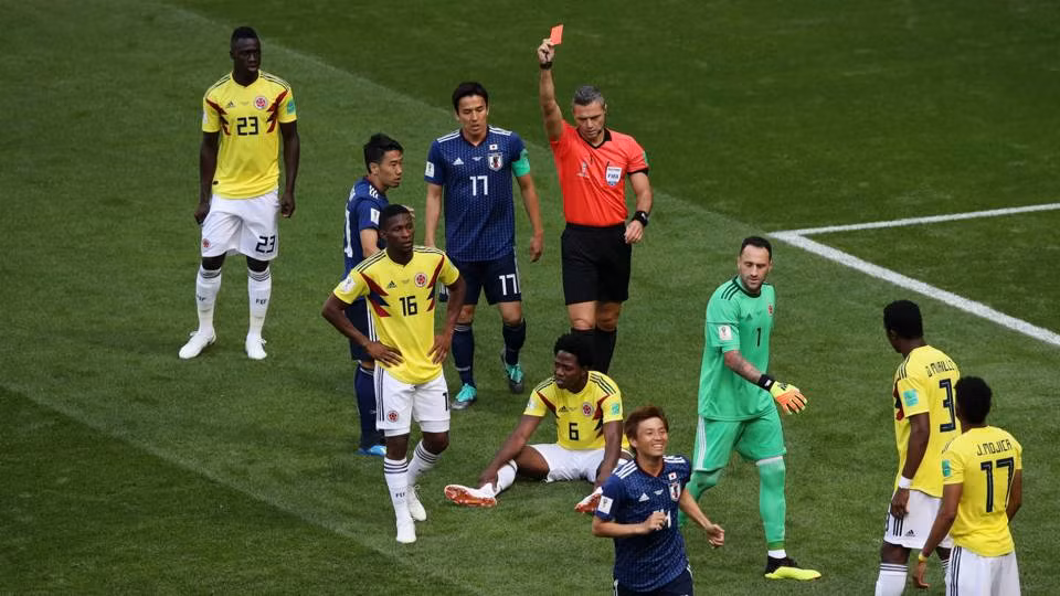Mời đây, Carlos Sanchez trở thành nạn nhân của chiếc thẻ đỏ đầu tiên tại World Cup 2018. Trong trận đấu giữa Colombia và Nhật Bản, chỉ sau 3 phút bóng lăn trọng tài đã dùng công nghệ VAR xác định cầu thủ của Colombia đã dùng tay chơi bóng.
