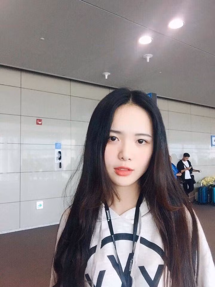 Tuy nhiên, chắc chắn nhiều cư dân mạng sẽ phải tiếc hùi hụt khi cô bạn Sài Gòn sở hữu nhan sắc vô cùng xinh đẹp này đã là "hoa có chủ". Bởi trên trang cá nhân của mình, Phương Ngân cũng chia sẻ những hình ảnh tình cảm với cậu bạn trai.