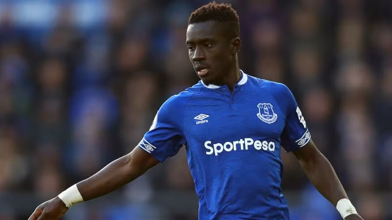 Paris Saint-Germain đang có những động thái tăng cường chất thép cho khu trung tuyến bằng việc theo đuổi Idrissa Gueye của Everton.