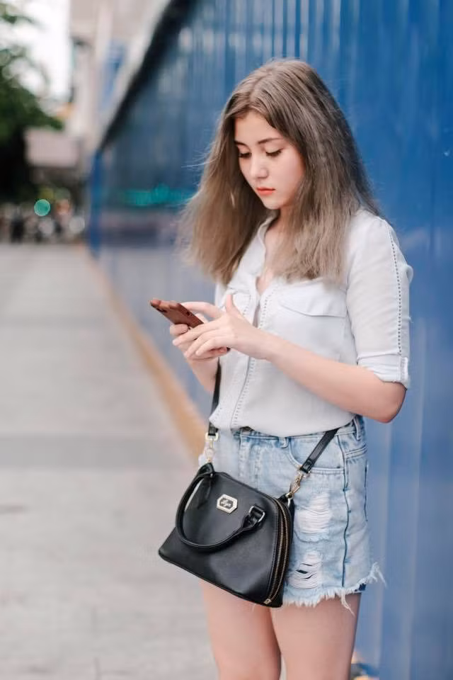 Theo tiết lộ của Nhật Anh, ngoài thời gian học hành ở lớp, cô bạn này có sở thích nghe nhạc và là một trong những fan cứng của ca sĩ Justin Bieber.
